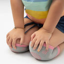 Joelheira Antiderrapante Rosa/Cinza para Bebê Clingo – Conforto e Segurança